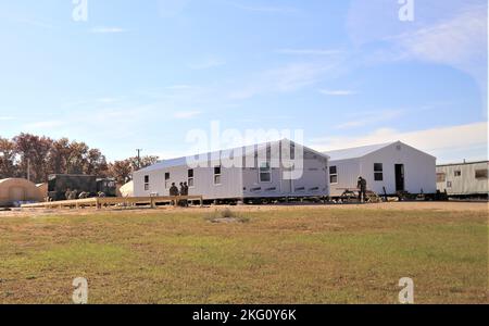 Les soldats de la 461st Engineer Company, 367th Engineer Battalion, 372nd Engineer Brigade, 416th Theatre Engineer Command, travaillent sur un projet de troupe le 20 octobre 2022, pour construire des immeubles de bureaux dans la zone de soutien logistique Liberty, sur North Post, à fort McCoy, au Wisconsin. Le 461st, une unité de la Réserve de l'Armée, Fait partie des nombreuses unités d'ingénieurs de l'Armée de terre qui travaillent sur le projet de troupe en 2022 à fort McCoy. Larry Morrow, coordonnateur des projets de troupes de fort McCoy, a déclaré que le fait d'avoir terminé les projets de troupes aide les unités d'ingénieurs à obtenir la formation dont elles ont besoin et, à son tour, l'installation reçoit des améliorations de base et de qualité de vie grâce à Banque D'Images