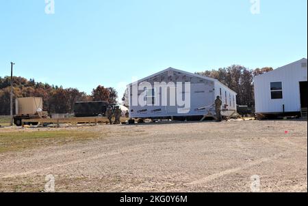 Les soldats de la 461st Engineer Company, 367th Engineer Battalion, 372nd Engineer Brigade, 416th Theatre Engineer Command, travaillent sur un projet de troupe le 20 octobre 2022, pour construire des immeubles de bureaux dans la zone de soutien logistique Liberty, sur North Post, à fort McCoy, au Wisconsin. Le 461st, une unité de la Réserve de l'Armée, Fait partie des nombreuses unités d'ingénieurs de l'Armée de terre qui travaillent sur le projet de troupe en 2022 à fort McCoy. Larry Morrow, coordonnateur des projets de troupes de fort McCoy, a déclaré que le fait d'avoir terminé les projets de troupes aide les unités d'ingénieurs à obtenir la formation dont elles ont besoin et, à son tour, l'installation reçoit des améliorations de base et de qualité de vie grâce à Banque D'Images