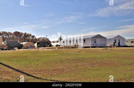 Les soldats de la 461st Engineer Company, 367th Engineer Battalion, 372nd Engineer Brigade, 416th Theatre Engineer Command, travaillent sur un projet de troupe le 20 octobre 2022, pour construire des immeubles de bureaux dans la zone de soutien logistique Liberty, sur North Post, à fort McCoy, au Wisconsin. Le 461st, une unité de la Réserve de l'Armée, Fait partie des nombreuses unités d'ingénieurs de l'Armée de terre qui travaillent sur le projet de troupe en 2022 à fort McCoy. Larry Morrow, coordonnateur des projets de troupes de fort McCoy, a déclaré que le fait d'avoir terminé les projets de troupes aide les unités d'ingénieurs à obtenir la formation dont elles ont besoin et, à son tour, l'installation reçoit des améliorations de base et de qualité de vie grâce à Banque D'Images