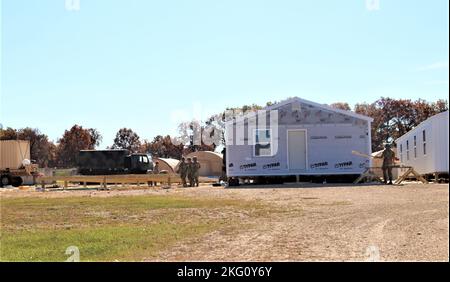 Les soldats de la 461st Engineer Company, 367th Engineer Battalion, 372nd Engineer Brigade, 416th Theatre Engineer Command, travaillent sur un projet de troupe le 20 octobre 2022, pour construire des immeubles de bureaux dans la zone de soutien logistique Liberty, sur North Post, à fort McCoy, au Wisconsin. Le 461st, une unité de la Réserve de l'Armée, Fait partie des nombreuses unités d'ingénieurs de l'Armée de terre qui travaillent sur le projet de troupe en 2022 à fort McCoy. Larry Morrow, coordonnateur des projets de troupes de fort McCoy, a déclaré que le fait d'avoir terminé les projets de troupes aide les unités d'ingénieurs à obtenir la formation dont elles ont besoin et, à son tour, l'installation reçoit des améliorations de base et de qualité de vie grâce à Banque D'Images