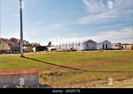 Les soldats de la 461st Engineer Company, 367th Engineer Battalion, 372nd Engineer Brigade, 416th Theatre Engineer Command, travaillent sur un projet de troupe le 20 octobre 2022, pour construire des immeubles de bureaux dans la zone de soutien logistique Liberty, sur North Post, à fort McCoy, au Wisconsin. Le 461st, une unité de la Réserve de l'Armée, Fait partie des nombreuses unités d'ingénieurs de l'Armée de terre qui travaillent sur le projet de troupe en 2022 à fort McCoy. Larry Morrow, coordonnateur des projets de troupes de fort McCoy, a déclaré que le fait d'avoir terminé les projets de troupes aide les unités d'ingénieurs à obtenir la formation dont elles ont besoin et, à son tour, l'installation reçoit des améliorations de base et de qualité de vie grâce à Banque D'Images