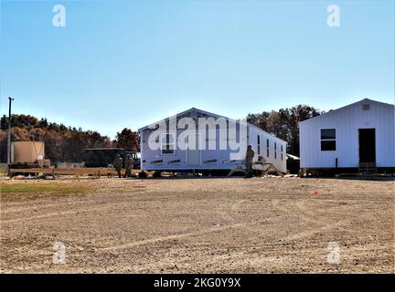 Les soldats de la 461st Engineer Company, 367th Engineer Battalion, 372nd Engineer Brigade, 416th Theatre Engineer Command, travaillent sur un projet de troupe le 20 octobre 2022, pour construire des immeubles de bureaux dans la zone de soutien logistique Liberty, sur North Post, à fort McCoy, au Wisconsin. Le 461st, une unité de la Réserve de l'Armée, Fait partie des nombreuses unités d'ingénieurs de l'Armée de terre qui travaillent sur le projet de troupe en 2022 à fort McCoy. Larry Morrow, coordonnateur des projets de troupes de fort McCoy, a déclaré que le fait d'avoir terminé les projets de troupes aide les unités d'ingénieurs à obtenir la formation dont elles ont besoin et, à son tour, l'installation reçoit des améliorations de base et de qualité de vie grâce à Banque D'Images