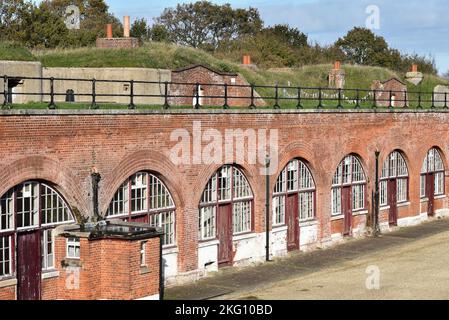 À l'intérieur de fort Brockhurst à Gosport, en Angleterre, montrant une rangée de quartiers de troupes avec arches et portes. Banque D'Images