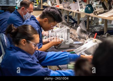 Les élèves fabriquent des appareils dentaires pendant les cours au Centre d'éducation et de formation médicales (CTEC), joint base San Antonio-fort Sam Houston, Texas, 20 octobre 2022. Le METC sur la base conjointe San Antonio-fort Sam Houston (Texas) forme des professionnels de la santé enrôlé dans l'Armée de terre, la Marine, l'Armée de l'Air et la Garde côtière. L’un des 48 programmes d’instruction du CTEM est le programme multiservice de technologie de laboratoire dentaire dans lequel les étudiants de l’Armée de terre, de la Marine et de l’Armée de l’Air apprennent à fabriquer des prothèses complètes, des prothèses partielles amovibles (RPD) et des appareils de traitement, des couronnes et des bridges, des toilettes métal-céramique Banque D'Images