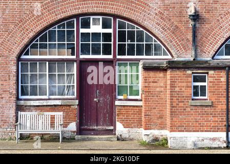 À l'intérieur de fort Brockhurst à Gosport, en Angleterre, montrant des quartiers de troupes avec des arches et des portes. Banque D'Images