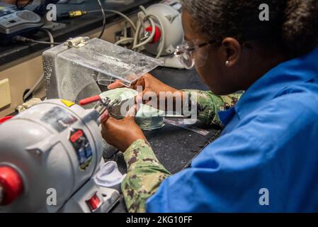 Les élèves fabriquent des appareils dentaires pendant les cours au Centre d'éducation et de formation médicales (CTEC), joint base San Antonio-fort Sam Houston, Texas, 20 octobre 2022. Le METC sur la base conjointe San Antonio-fort Sam Houston (Texas) forme des professionnels de la santé enrôlé dans l'Armée de terre, la Marine, l'Armée de l'Air et la Garde côtière. L’un des 48 programmes d’instruction du CTEM est le programme multiservice de technologie de laboratoire dentaire dans lequel les étudiants de l’Armée de terre, de la Marine et de l’Armée de l’Air apprennent à fabriquer des prothèses complètes, des prothèses partielles amovibles (RPD) et des appareils de traitement, des couronnes et des bridges, des toilettes métal-céramique Banque D'Images