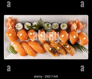 Vue de dessus de divers types de sushis servis sur pierre noire Banque D'Images