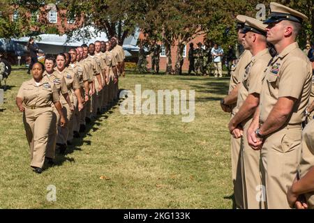 NORFOLK (octobre 21, 2022) des marins de la marine américaine chantent « Anchors Abele » lors d'une cérémonie de promotion du chef de la direction au parc POW/MIA sur l'activité de soutien naval Hampton Roads 21 octobre 2022. La cérémonie a été le point culminant d'une période de formation de six semaines au cours de laquelle les hauts dirigeants enrôlés ont présenté aux chefs sélectionnés une myriade de défis conçus pour renforcer leurs compétences en leadership et pour fournir une meilleure compréhension de ce que signifie être le chef. Banque D'Images