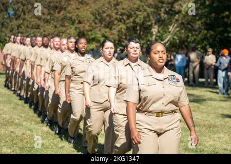 NORFOLK (octobre 21, 2022) des marins de la marine américaine chantent « Anchors Abele » lors d'une cérémonie de promotion du chef de la direction au parc POW/MIA sur l'activité de soutien naval Hampton Roads 21 octobre 2022. La cérémonie a été le point culminant d'une période de formation de six semaines au cours de laquelle les hauts dirigeants enrôlés ont présenté aux chefs sélectionnés une myriade de défis conçus pour renforcer leurs compétences en leadership et pour fournir une meilleure compréhension de ce que signifie être le chef. Banque D'Images