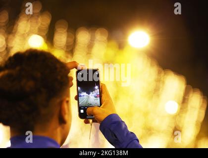 Paris, France. 20th novembre 2022. Un homme prend des photos pour les champs-Elysées illuminés par les lumières de Noël à Paris, France, 20 novembre 2022. La cérémonie annuelle d'éclairage de la saison de Noël a eu lieu ici dimanche. Les lumières de la célèbre avenue s'éteinseront à l'heure antérieure de 11:45 au lieu de 2:00 et dureront jusqu'au 2 janvier 2023, une semaine plus tôt que d'habitude pour économiser de l'énergie. Credit: Gao Jing/Xinhua/Alamy Live News Banque D'Images