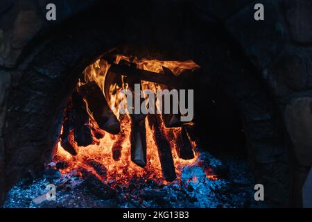 Magnifique feu de bois sous le bain à remous en fer forgé avec bain à remous en hiver Banque D'Images