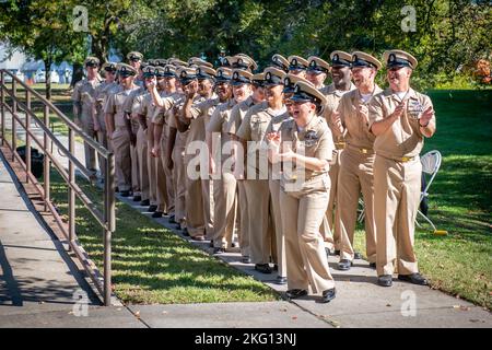 NORFOLK (octobre 21, 2022) FY23 les officiers en chef applaudissent le sélectionnent final qui sera épinglé lors d'une cérémonie de promotion au parc POW/MIA sur l'activité de soutien naval Hampton Roads 21 octobre 2022. La cérémonie a été le point culminant d'une période de formation de six semaines au cours de laquelle les hauts dirigeants enrôlés ont présenté aux chefs sélectionnés une myriade de défis conçus pour renforcer leurs compétences en leadership et pour fournir une meilleure compréhension de ce que signifie être le chef. Banque D'Images