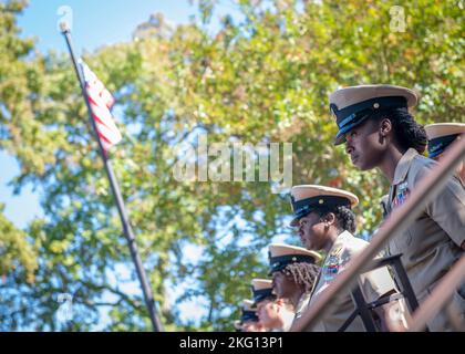 NORFOLK (octobre 21, 2022) Marlisha Graham, spécialiste des opérations en chef, se tient avec d'autres petits officiers en chef lors d'une cérémonie de promotion au parc POW/MIA sur l'activité de soutien naval Hampton Roads 21 octobre 2022. La cérémonie a été le point culminant d'une période de formation de six semaines au cours de laquelle les hauts dirigeants enrôlés ont présenté aux chefs sélectionnés une myriade de défis conçus pour renforcer leurs compétences en leadership et pour fournir une meilleure compréhension de ce que signifie être le chef. Banque D'Images