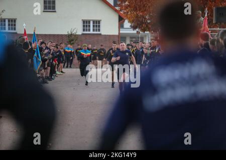 Présence avancée renforcée de l'OTAN soldats du groupe de combat de la Pologne affectés au bataillon 3rd, au 8th Cavalry Regiment, à l'équipe de combat de la Brigade blindée 3rd, à la 1st Cavalry Division (3-1 ABCT) aux côtés des soldats de l'armée du Royaume-Uni affectés à la troupe des Royal Lanciers, Prince of Whales, Et les Gardiens du ciel roumain ont participé à un concours de fitness physique pour le moral et l'interopérabilité accrue entre les nations alliées, que le Royaume-Uni a gagné, à Bemowo Piskie, Pologne, le 21 octobre 2022. L'ABCT de 3-1 est parmi les autres unités assignées à la Division d'infanterie de 1st, travaillant fièrement aux côtés des alliés de l'OTAN Banque D'Images