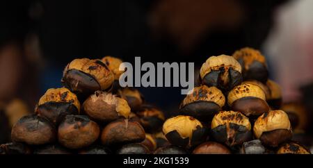 Un gros plan de châtaignes grillées sur l'exposition dans un quartier de la cuisine de rue à Istanbul Banque D'Images