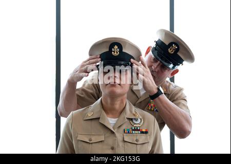 ST. LOUIS (octobre 21, 2022) la conseillère en chef de la Marine Nicole White, affectée au Groupe d'acquisition de talents de la Marine (NTAG) Mid America, a sa couverture de combinaison de petit-officier en chef (CPO) placée sur sa tête par Daniel McKenna, conseiller en chef de la Marine, lors d'une cérémonie d'épinglage du CPO, le 21 octobre 2022. Le NTAG Mid America, qui fait partie du Commandement du recrutement de la Marine, recrute la prochaine génération de marins de la Marine dans des régions comprenant le Missouri, le Kansas, le centre et le sud de l'Illinois, ainsi qu'une partie du Kentucky. Banque D'Images