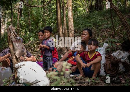 Une famille déplacée à l'intérieur du pays arrive récemment en sécurité dans un camp de personnes déplacées, près de la frontière de la Thaïlande, au Myanmar. Banque D'Images