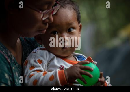 Une famille déplacée à l'intérieur du pays arrive récemment en sécurité dans un camp de personnes déplacées, près de la frontière de la Thaïlande, au Myanmar. Banque D'Images