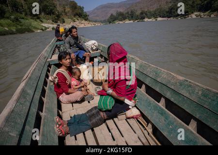 Une famille fuit vers la frontière avec la Thaïlande dans l'État de Kayah (Karenni), dans l'est du Myanmar, dans le sud-est de l'Asie. Banque D'Images