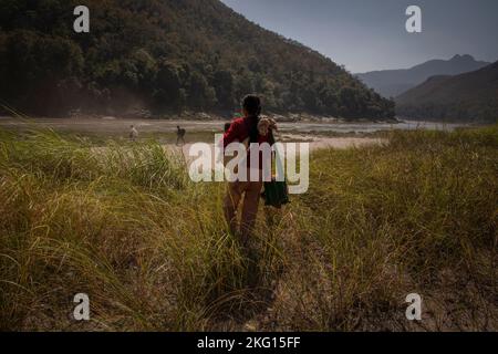 Une famille fuit vers la frontière avec la Thaïlande dans l'État de Kayah (Karenni), dans l'est du Myanmar, dans le sud-est de l'Asie. Banque D'Images