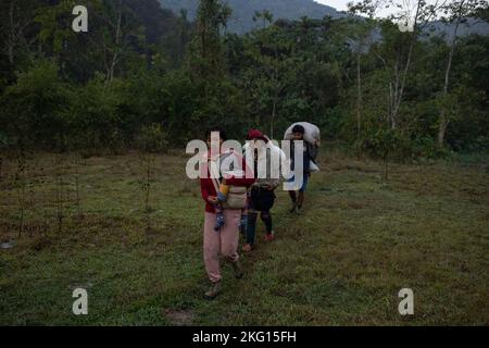 Une famille fuit vers la frontière avec la Thaïlande, dans l'État de Kayah (Karenni), dans l'est du Myanmar et dans le sud-est de l'Asie. Banque D'Images