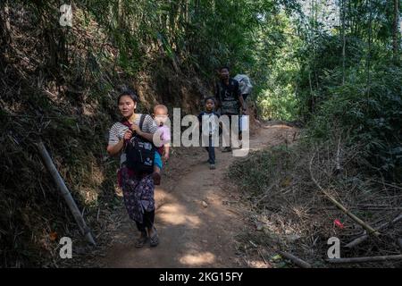 Une famille déplacée à l'intérieur du pays arrive récemment en sécurité près d'un PDI dans une zone forestière proche de la frontière de la Thaïlande, au Myanmar, en Asie. Banque D'Images