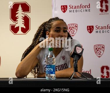 Mauves Pavilion Stanford, CA. 20th novembre 2022. CA, États-Unis la garde de Stanford Haley Jones (30) parle à la presse après le jeu de NCAA Women's Basketball entre les Gamecocks de Caroline du Sud et le Cardinal de Stanford. La Caroline du Sud a battu Stanford 76-71 en heures supplémentaires au Maples Pavilion Stanford, en Californie. Thurman James /CSM/Alamy Live News Banque D'Images