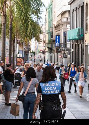 Santa Cruz de Ténérife, Espagne 4 novembre 2022: Femme policier patrouilant dans la rue Castillo au centre de Santa Cruz de Ténérife Banque D'Images