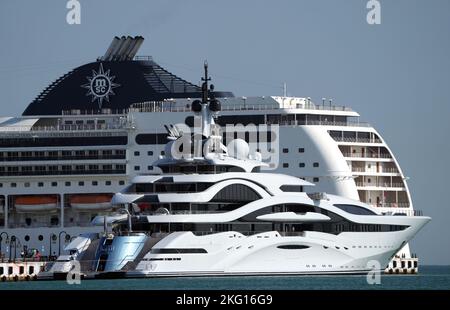 Un point de vue général des bateaux du port de Doha, au Qatar, pendant la coupe du monde de la FIFA 2022. Date de la photo: Lundi 21 novembre 2022. Banque D'Images