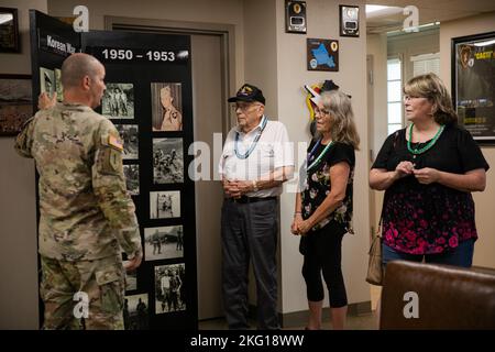 Classe privée 2nd (ret.) Warren H. Schuster et sa famille voient des photos historiques avec un soldat du 2nd Bataillon, 35th Infantry Regiment, 3rd Infantry Brigade combat Team, 25th Infantry Division, lors de sa visite à la caserne Schofield, Hawaii, le 21 octobre 2022. Accompagné de ses trois filles, Schuster, 91 ans, a visité l'Inf 25th. Dive. Et son unité précédente plus de sept décennies après les combats et par la suite ont été blessés dans la guerre de Corée. Banque D'Images
