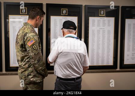 Classe privée 2nd (ret.) Warren H. Schuster voit une liste de guerriers déchus avec un soldat du 2nd Bataillon, 35th Régiment d'infanterie, 3rd équipe de combat de brigade d'infanterie, 25th Division d'infanterie, lors de sa visite à la caserne de Schofield, Hawaii, le 21 octobre 2022. Accompagné de ses trois filles, Schuster, 91 ans, a visité l'Inf 25th. Dive. Et son unité précédente plus de sept décennies après les combats et par la suite ont été blessés dans la guerre de Corée. Banque D'Images