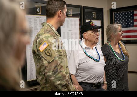 Classe privée 2nd (ret.) Warren H. Schuster regarde une vidéo commémorative avec sa famille et un soldat du 2nd Bataillon, 35th Infantry Regiment, 3rd Infantry Brigade combat Team, 25th Infantry Division, lors de sa visite à la caserne Schofield, Hawaii, le 21 octobre 2022. Accompagné de ses trois filles, Schuster, 91 ans, a visité l'Inf 25th. Dive. Et son unité précédente plus de sept décennies après les combats et par la suite ont été blessés dans la guerre de Corée. Banque D'Images