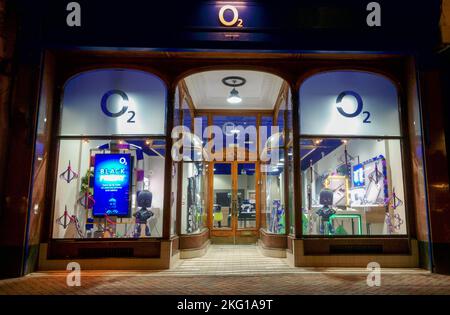 Les offres du Vendredi fou sont annoncées dans la boutique de téléphones mobiles O2. Hereford Herefordshire Royaume-Uni. Novembre 2022 Banque D'Images