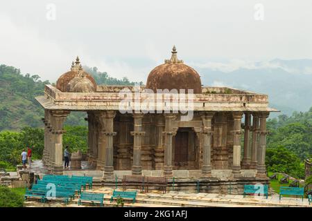 INDE, RAJASTHAN, KUMBHALGARH, juillet 2022, dévot à Neelkanth Mahadev un célèbre temple Shiva situé au fort complexe Kumbhalgarh, construit en 1458 après J.-C. Banque D'Images