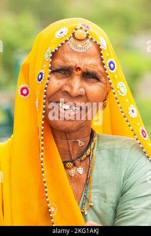 INDE, RAJASTHAN, KUMBHALGARH, juillet 2022, Portrait de la femme portant une tenue traditionnelle Rajasthani Banque D'Images