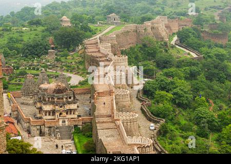 INDE, RAJASTHAN, KUMBHALGARH, juillet 2022, touriste au Temple Devi ou au Temple Vedi Jain et fortification des murs du fort Kumbhalgarh, appelé le grand mur Banque D'Images