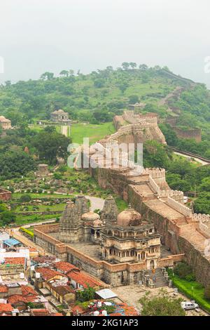 INDE, RAJASTHAN, KUMBHALGARH, juillet 2022, touriste au Temple Devi ou au Temple Vedi Jain et fortification des murs du fort Kumbhalgarh, appelé le grand mur Banque D'Images