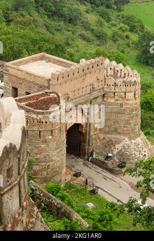 INDE, RAJASTHAN, KUMBHALGARH, juillet 2022, touriste à la porte d'entrée principale, Arait Pol, la porte sud du fort Kumbhalgarh Banque D'Images