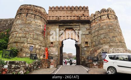 INDE, RAJASTHAN, KUMBHALGARH, juillet 2022, touriste à la porte Hanuman Pol du fort Kumbhalgarh Banque D'Images