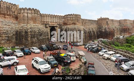 INDE, RAJASTHAN, KUMBHALGARH, juillet 2022, touriste à la porte Hanuman Pol et des bastions arrondis du fort Kumbhalgarh Banque D'Images