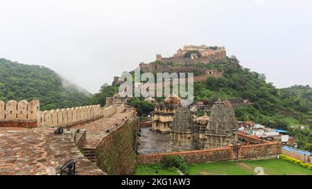 INDE, RAJASTHAN, KUMBHALGARH, juillet 2022, Tourisme au temple de Vedi, temple de Trikuta et fort et mur de Kumbhalgarh, vue aérienne Banque D'Images