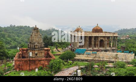 INDE, RAJASTHAN, KUMBHALGARH, juillet 2022, dévot au temple de Neelkanth Mahadev et au temple de Parshwanath Digambar Jain, fort de Kumbhalgarh Banque D'Images