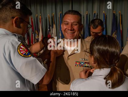 KADENA, Japon (oct 21, 2022) le spécialiste en chef du personnel David Olvera, affecté au Centre de services transactionnels de Yokosuka, détachement d'Okinawa, est épinglé par ses enfants, tous deux inscrits au cours de formation des officiers de réserve subalternes de la Force aérienne, lors de la cérémonie d'épinglage des chefs tenue à bord de la base aérienne de Kadena, à Okinawa, au Japon, le 21 octobre 2022. La cérémonie a réuni 37 chefs de commandement à l'échelle de l'île pour être épinglés. Banque D'Images