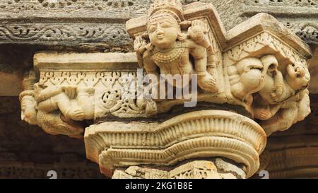 Sculptures sur la capitale de pilier du temple de Golerao, fort de Kumbhalgarh, Rajasthan, Inde. Banque D'Images