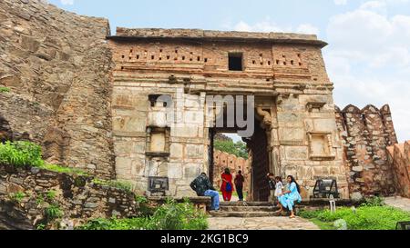 INDE, RAJASTHAN, FORT DE KUMBHALGARH, juillet 2022, touriste à Nimbu Pol ou porte de citron du fort de Kumbhalgarh, lieu où Panna Dhai a pris bébé Uday Singh Banque D'Images