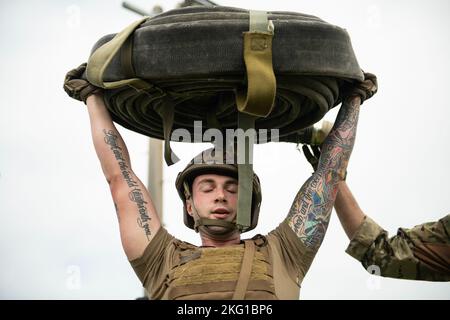 Sergent d'état-major de la Force aérienne des États-Unis Lucas Berg, 18th Logistics Readiness Squadron, responsable de la formation et du soutien en matière de carburants, tient un faisceau de flexibles de 100 livres pendant les acquisitions pour l'équipe de point de ravitaillement de la zone avant de la base aérienne de Kadena, au Japon, le 21 octobre 2022. Les aviateurs ont été chargés d'effectuer une configuration et une panne chronométrées du FARP, suivies d'un ensemble d'exercices d'endurance. Banque D'Images