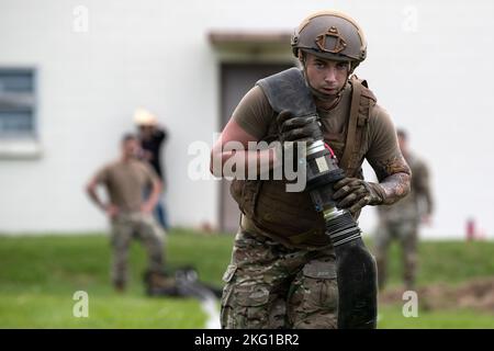 Sergent d'état-major de la Force aérienne des États-Unis Lucas Berg, 18th Logistics Readiness Squadron, alimente un superviseur de formation et de soutien, tire un tuyau de 300 pieds pendant les opérations de rachat pour l'équipe de point de ravitaillement de la zone de l'avant à la base aérienne de Kadena, au Japon, le 21 octobre 2022. Les essais sont conçus pour pousser les aviateurs au-delà de leur point d'épuisement, ce qui permet à l'équipe du FARP d'identifier efficacement les candidats susceptibles de résister aux rigueurs des missions d'opérations spéciales. Banque D'Images