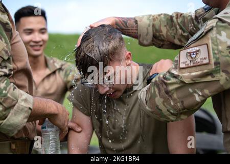 Airman 1st Class Logan Weins, opérateur de distribution de carburant de l'escadron de préparation logistique 18th, se refroidit après avoir terminé son rachat pour l'équipe de point de ravitaillement de la zone avant à la base aérienne de Kadena, au Japon, le 21 octobre 2022. Les essais sont conçus pour pousser les aviateurs au-delà de leur point d'épuisement, ce qui permet à l'équipe du FARP d'identifier efficacement les candidats susceptibles de résister aux rigueurs des missions d'opérations spéciales. Banque D'Images