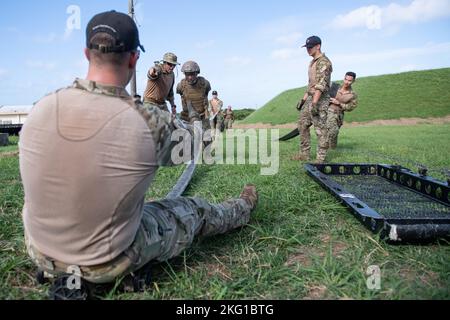 L'ancien Airman Oluwasanmi Toluwanimi, 18th Logistics Readiness Squadron, exploitant de carburant, termine le raclette de tuyau lors des acquisitions pour l'équipe de point de ravitaillement de la zone d'avant à la base aérienne de Kadena, au Japon, le 21 octobre 2022. Les acquisitions ont permis aux membres actuels du FARP d'identifier les aviateurs les plus mentalement et physiquement capables de faire partie de l'équipe. Banque D'Images