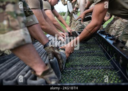 Les aviateurs de la US Air Force affectés au 18th Logistics Readiness Squadron ont préparé un tuyau de 300 pieds pour le prochain concurrent lors des acquisitions pour l'équipe de point de ravitaillement de la zone Forward à la base aérienne de Kadena, au Japon, le 21 octobre 2022. Les acquisitions ont permis aux membres actuels du FARP d'identifier les aviateurs les plus mentalement et physiquement capables de faire partie de l'équipe. Banque D'Images